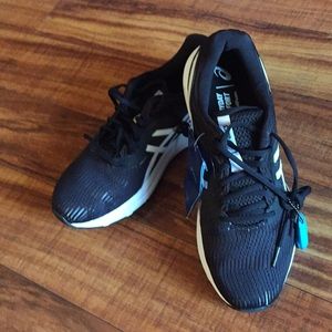 ASICS AmpliFoam black and white size 10 1/2 New